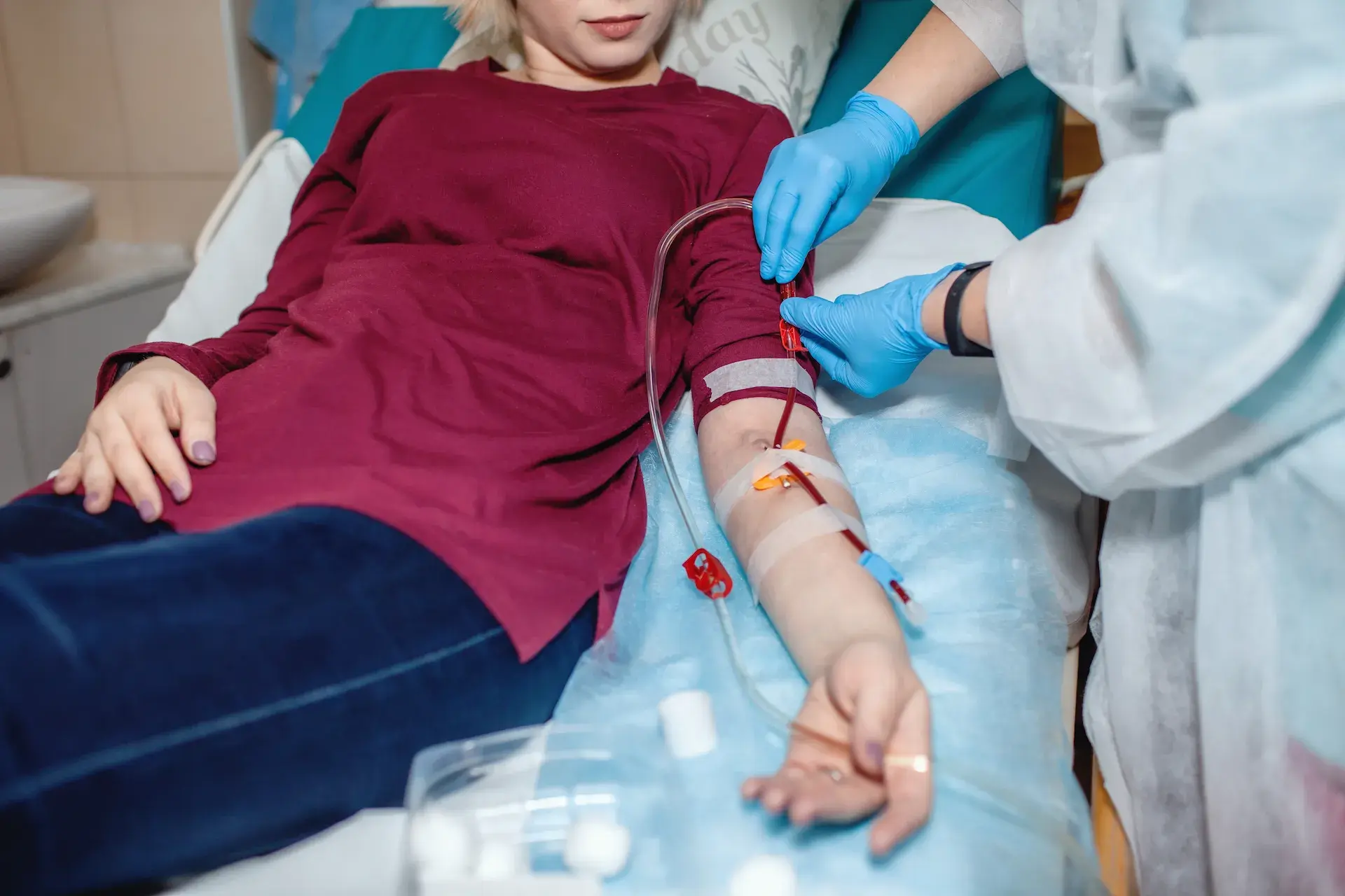 Young girl on hemodialysis in hospital dialysis s 2025 01 07 23 59 25 utc